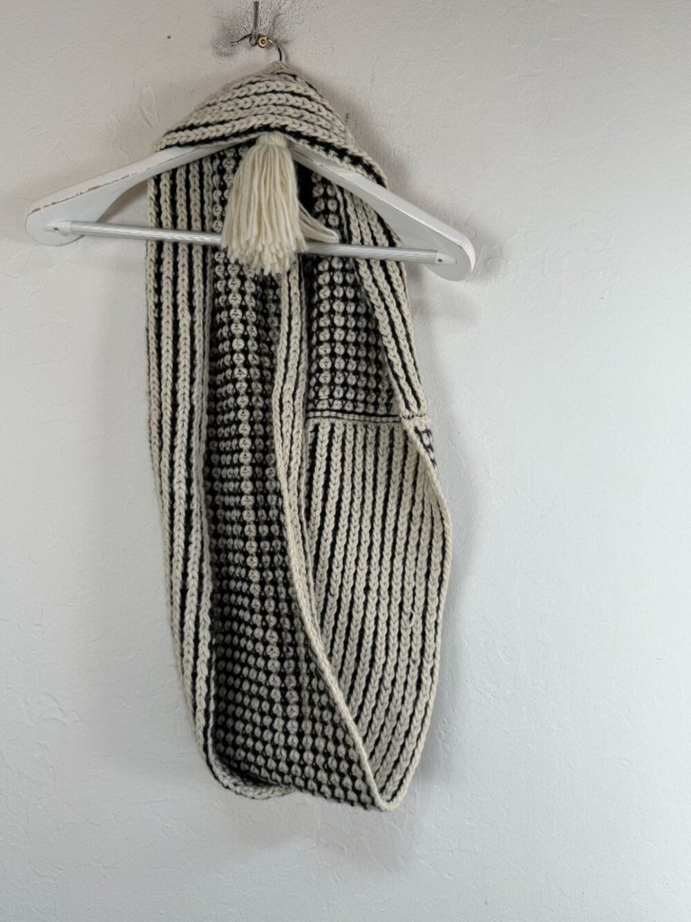 Madden Girl Infinity Scarf Black Cream Chunky Knit Tassel Womens One Size NWT